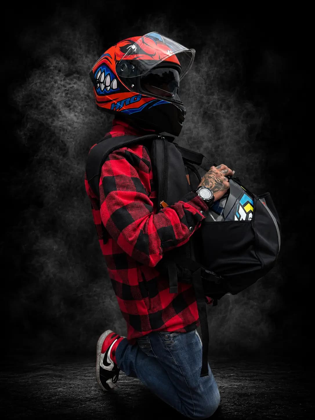 Motociclista con mochila portacascos Armadillo